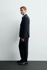 Blazer slim fit confeccionada en tejido con viscosa, con cuello de solapas de muesca, manga larga con botones en puños, bolsillos de vivo en pecho y de solapa en cadera, bolsillo interior y aberturas en la espalda.