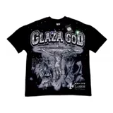 Camiseta negra de corte oversize con estampado gráfico frontal que incluye la frase 'GLAZA GOD', una figura crucificada, detalles de texto tipo manuscrito y aplicaciones de strass dispersas por toda la prenda.