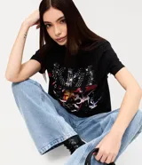 Remera de algodón negro con cuello redondo y mangas cortas, con estampa frontal inspirada en la banda Kiss y detalles de strass.