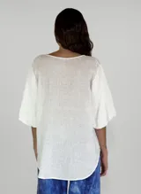 Blusa blanca de lino con escote en V y mangas cortas amplias.