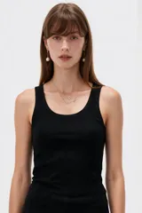 Musculosa de canalé color verde oliva, con breteles anchos, escote redondo y diseño ajustado al cuerpo.