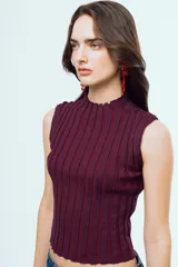 Top tejido sin mangas con cuello alto, con rayas verticales en tonos marrón y azul, y diseño ajustado.