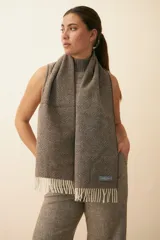 Bufanda unisex color marrón con diseño de espiga y flecos blancos.