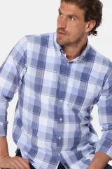 Camisa de hombre a cuadros azules y blancos, de manga larga con cuello abotonado y bolsillo en el pecho.