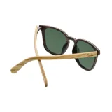 Lentes de sol Indie modelo Palo Alto, con marco de madera color ébano y lentes polarizadas verdes.