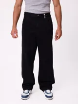 Jean de corte slouchy en color negro, confeccionado en algodón, con diseño de tiro medio y ajuste holgado en las piernas.