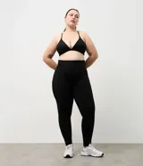 Top deportivo Get Over de microfibra, con escote en V, tirantes finos y diseño ergonómico para mayor soporte durante el entrenamiento.