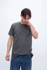 Remera gris de algodón con bolsillo en el pecho y bordado en la manga.