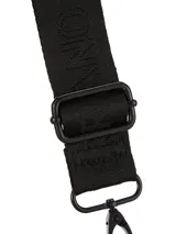 Bandolera Terrano modelo Astrid de color negro, con solapa de textura símil cocodrilo y base lisa. Cuenta con correa ancha regulable con inscripciones de la marca y herrajes metálicos oscuros.