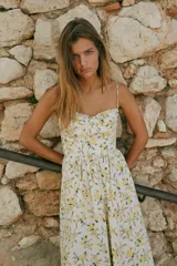 Vestido midi de popelín con estampado floral, escote corazón con volantes y tirantes finos ajustables. Cuenta con bolsillos laterales ocultos, detalle de tablas en el pecho y abertura en la espalda con lazada. Incluye forro interior.