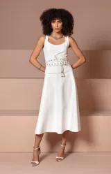 Falda midi color blanco, de corte evasé y cintura alta.