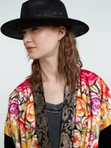 Kimono largo con estampado floral multicolor, mangas largas negras de punto y cinturón con flecos.