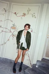 Blazer verde militar de efecto gamuza, con cuello de solapa, manga larga, bolsillos delanteros con solapa, forro interior y cierre frontal con botones.