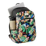 Mochila Rip Curl Ozone 2.0 de 30 litros, con estampado tropical multicolor sobre fondo negro. Cuenta con compartimento principal con cierre, bolsillo frontal organizador, correas ajustables y acolchadas, y compartimento interno para laptop.