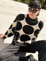 Buzo de tejido de punto color rosa con grandes círculos color borgoña.