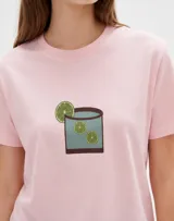 Remera cropped de algodón con cuello redondo, diseño holgado y estampado frontal de una copa con cerezas.