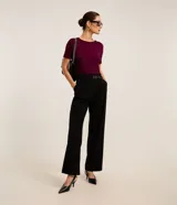 Blusa básica de viscosa y elastano de la marca Cortelle, color mostaza, con escote redondo y mangas cortas.