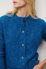 Cárdigan color crudo con textura jaspeada, cuello redondo y cierre frontal con botones.