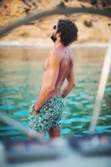 Short de baño con estampado de hojas, cintura elástica con cordón ajustable, dos bolsillos laterales y uno trasero. Cuenta con interior de malla hipoalergénica y tejido de secado rápido.