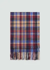 Bufanda rectangular con diseño de cuadros escoceses en tonos bordó, azul, beige y blanco, con terminación de flecos en los extremos.