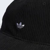 Gorro de béisbol Adidas de corderoy negro con visera precurvada y pequeño logo del Trifolio bordado en el frente.