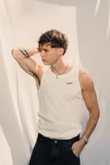 Musculosa blanca de tejido waffle, con un pequeño bordado en color verde en el pecho.