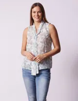Blusa sin mangas de tul bordado con flores, escote en V y lazo.