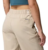 Pantalón Columbia Shale Ridge color beige, de corte recto, con cintura parcialmente elástica, bolsillos laterales con cierre y bolsillos utilitarios.