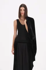 Spolverino largo de terciopelo negro, con mangas tres cuartos y lazo ajustable en la cintura.