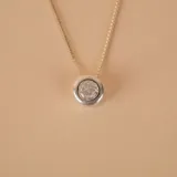 Conjunto de dos collares con dije punto de luz en plata 925 y circonia, con cadena de eslabones finos.