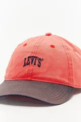 Gorra de béisbol Levi's con diseño bicolor, cuerpo en color rojo desgastado y visera en color gris oscuro. Presenta el logo de la marca bordado en el frente en color azul marino.