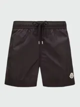 Short de baño Moncler negro con cintura elástica, bolsillos laterales y parche con el logo de la marca en la pernera izquierda.