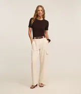 Blusa básica ajustada en rib de algodón, de manga corta y cuello redondo, color mostaza.