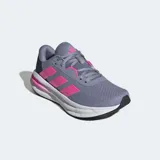 Championes de running Adidas Galaxy 7, color gris con tres franjas laterales en rosa vibrante y detalles en el talón y cuello en gris oscuro. Cuentan con mediasuela Cloudfoam blanca y detalles en rosa degradado.