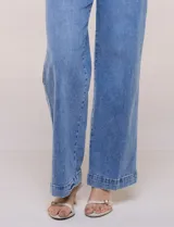 Jean de tiro alto y pierna ancha de denim azul oscuro, con cinco bolsillos y pretina trasera elastizada.