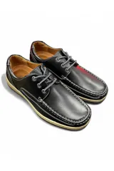 Zapatos acordonados de hombre en color marrón, confeccionados en eco-cuero, con costuras visibles decorativas y suela de goma estructurada.
