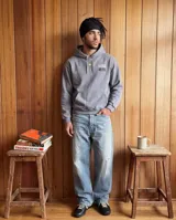 Canguro con capucha de corte regular en color gris stone wash, con bolsillo frontal tipo canguro y logo estampado en el pecho. Presenta puños y cintura acanalados.