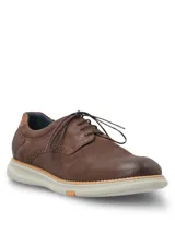 Zapato de estilo casual con cordones, confeccionado en cuero marrón con detalles de perforaciones decorativas tipo brogue. Cuenta con una suela de EVA flexible y ligera en color gris claro con un pequeño detalle naranja en el lateral.
