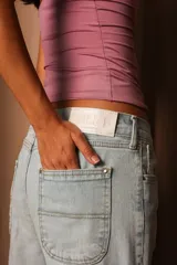 Pantalón de jean celeste de corte recto con bolsillos delanteros y traseros.