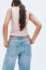 Musculosa ajustada de punto acanalado, color rosa pálido, con escote redondo pronunciado y tirantes anchos.