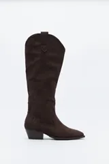 Bota texana de caña alta confeccionada en gamuza color negro, con diseño western, costuras decorativas y taco bajo.