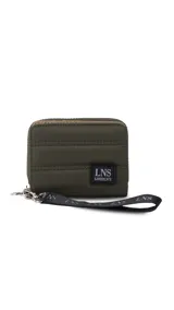 Billetera corta de diseño capitoneado con cierre perimetral y solapa frontal. Cuenta con compartimentos internos para tarjetas y billetes, e incluye una correa de mano desmontable.