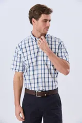 Camisa de manga corta a cuadros en tonos blanco, azul y gris, con cuello abotonado, bolsillo en el pecho y cierre frontal con botones.