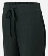 Pantalón palazzo de viscosa texturizada, color verde oscuro, de tiro alto con cintura elastizada, lazo frontal regulable y bolsillos laterales.