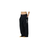 Pantalón sastrero Eme Studios de corte recto y color negro, con doble botón en la cintura, pinzas frontales y pequeños estampados gráficos blancos en la pierna izquierda.