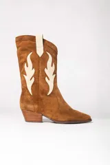 Bota estilo texana de gamuza color marrón, con diseño de apliques en forma de llamas en color crema y taco de madera.