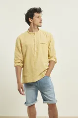 Camisa de lino color salmón con cuello mao, manga larga y bolsillo de parche en el pecho.