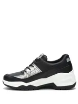 Sneaker Cat modelo Watchful, color negro con detalles en plateado texturizado y suela blanca de plataforma.