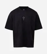 Remera masculina oversize de tejido tipo gamuza sintética (suede) de color negro, con cuello redondo, mangas cortas y detalle de bordado de cruz en el frente.