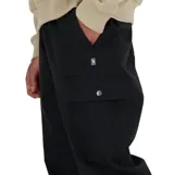 Pantalon cargo tipo jogger color negro, con cintura elástica, bolsillos laterales funcionales y puños elásticos en los tobillos.